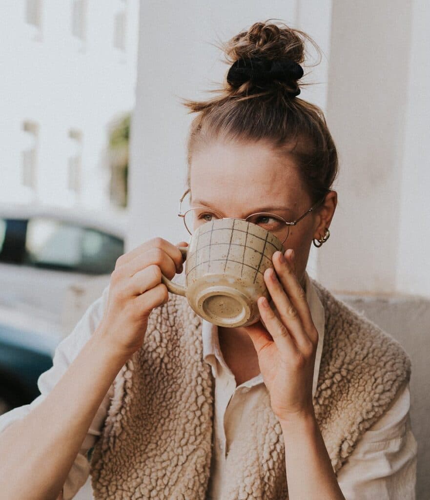 Milena trinkt Kaffee